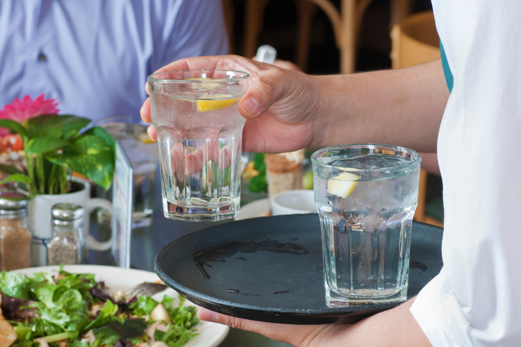 Bezbutlowe dystrybutory wody na wynajem - idealne rozwiązanie dla Twojej gastronomii i hotelu